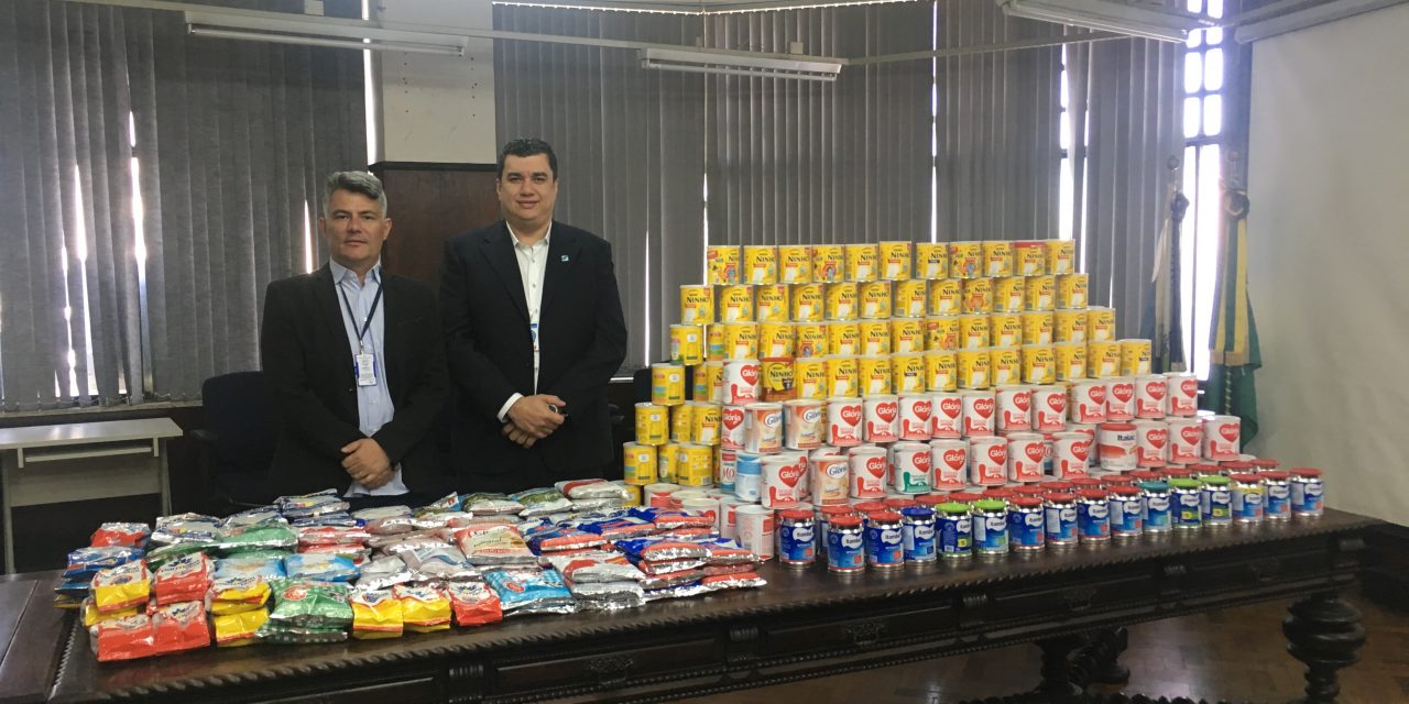 Corrente de solidariedade arrecada mais de 400 latas de leite em pó