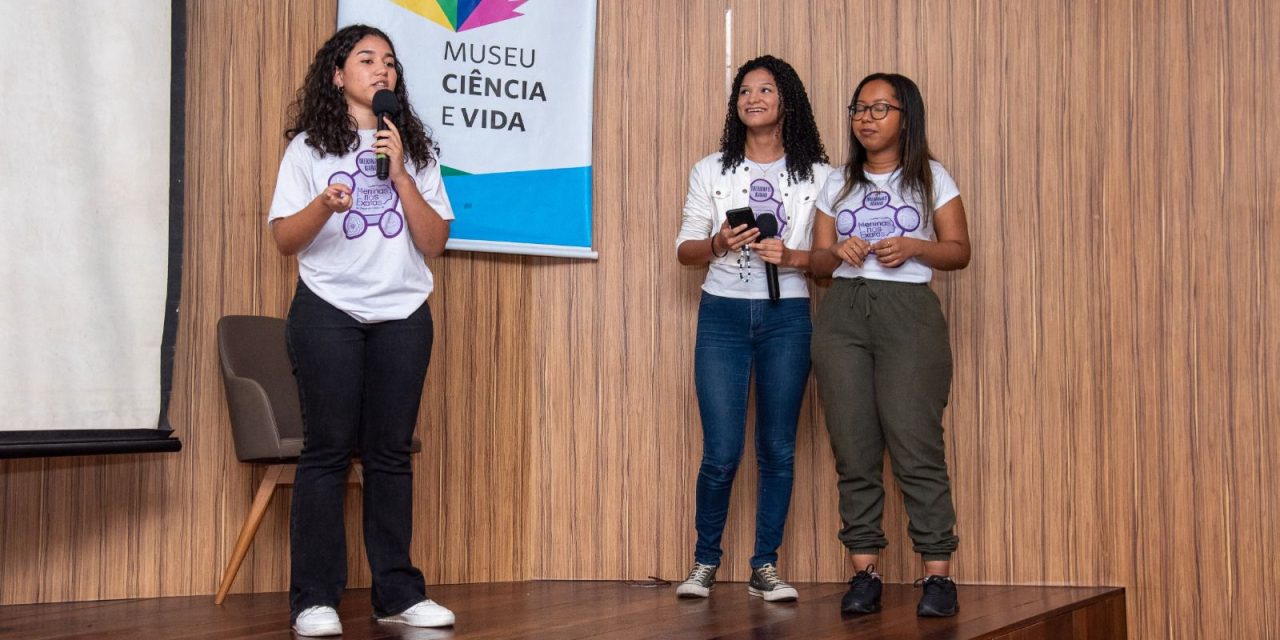 Alunas do Colégio Estadual Círculo Operário fazem apresentação sobre Clube de Ciências no Museu Ciência e Vida