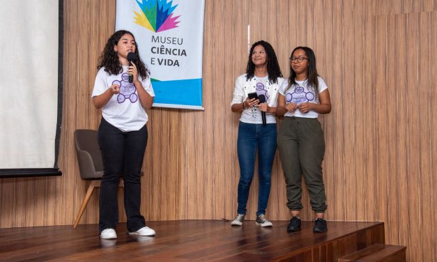 Alunas do Colégio Estadual Círculo Operário fazem apresentação sobre Clube de Ciências no Museu Ciência e Vida