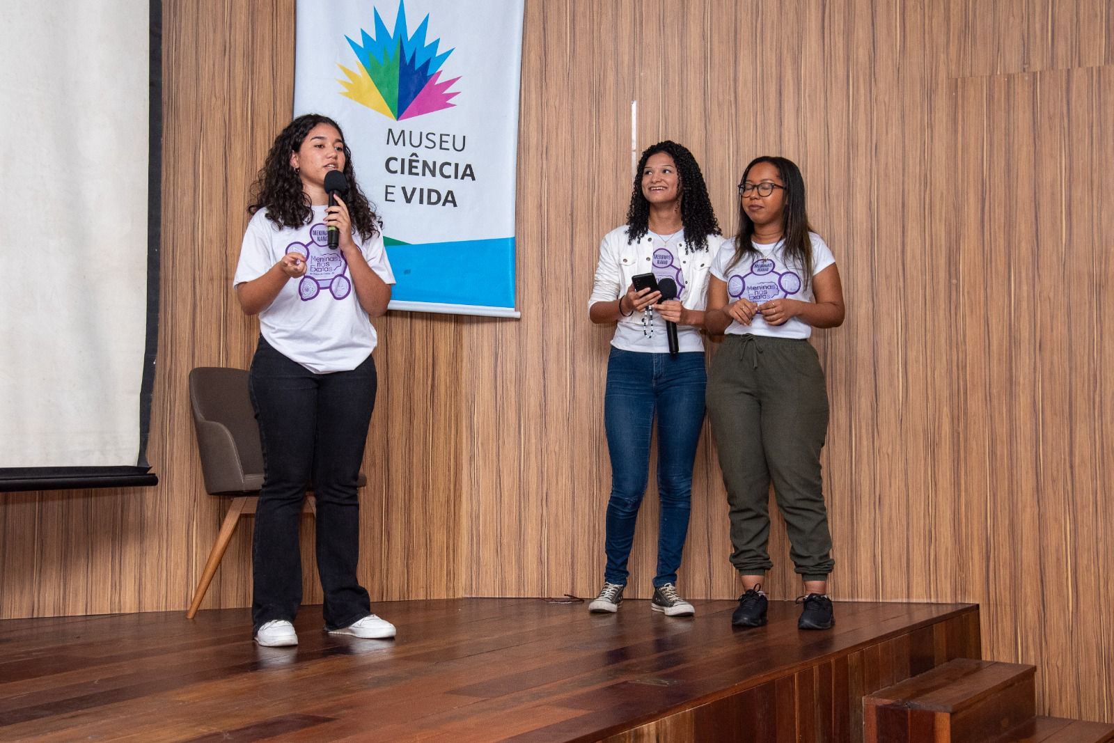 Students from Colégio Estadual Círculo Operário give a presentation about the Science Club at the Museum of Science and Life