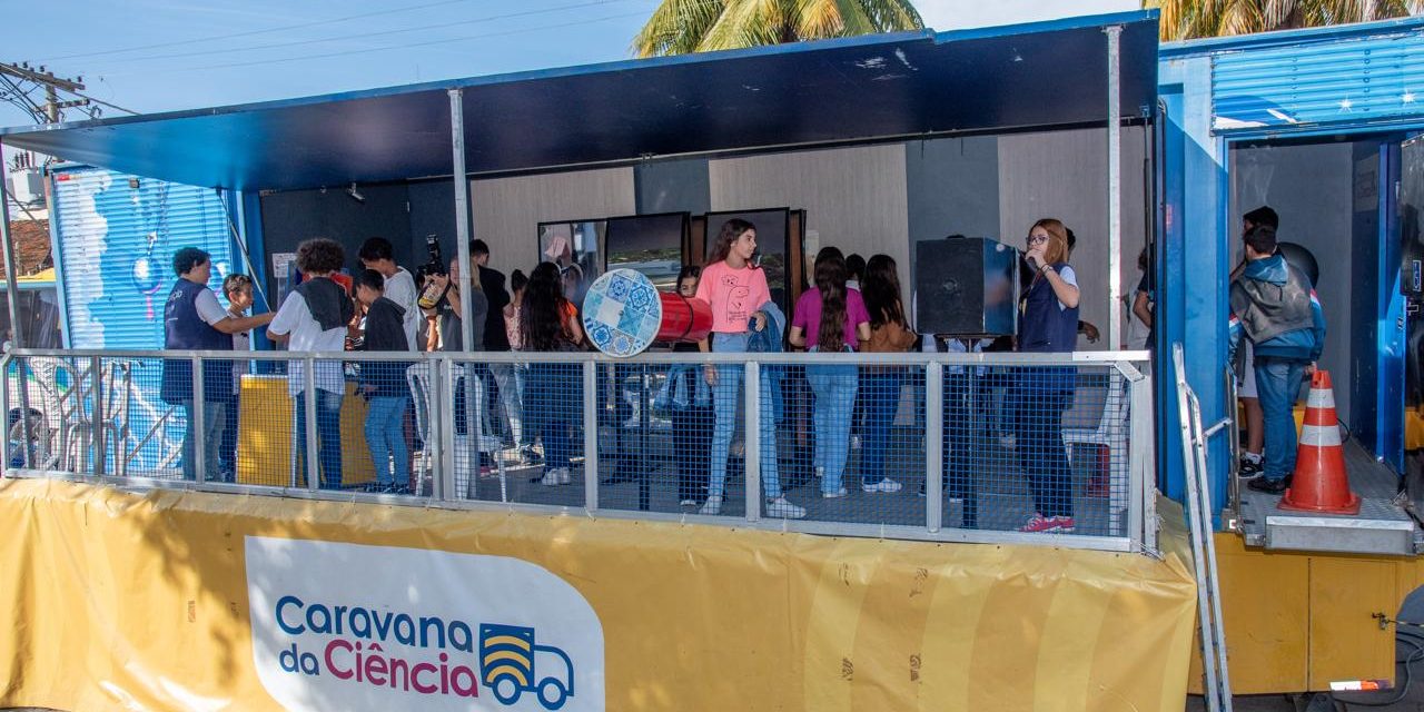 Caravana da Ciência Cecierj transforma Praça Ibrahim Assed, em Cardoso Moreira, em polo científico