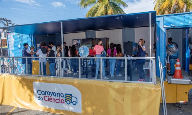 Caravana da Ciência Cecierj transforma Praça Ibrahim Assed, em Cardoso Moreira, em polo científico