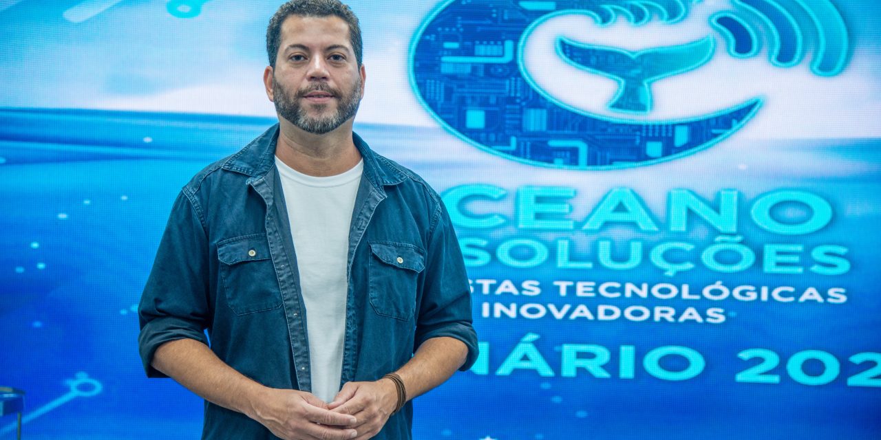 Professor da Rede CEJA, Velfe Hollandino, anuncia nova disciplina cultura oceânica durante o seminário “Oceano de Soluções”, promovido pela Secti