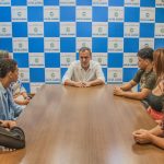 Secretário Anderson Moraes e presidente Ricardo Piquet parabenizam alunos do PVC aprovados para universidades