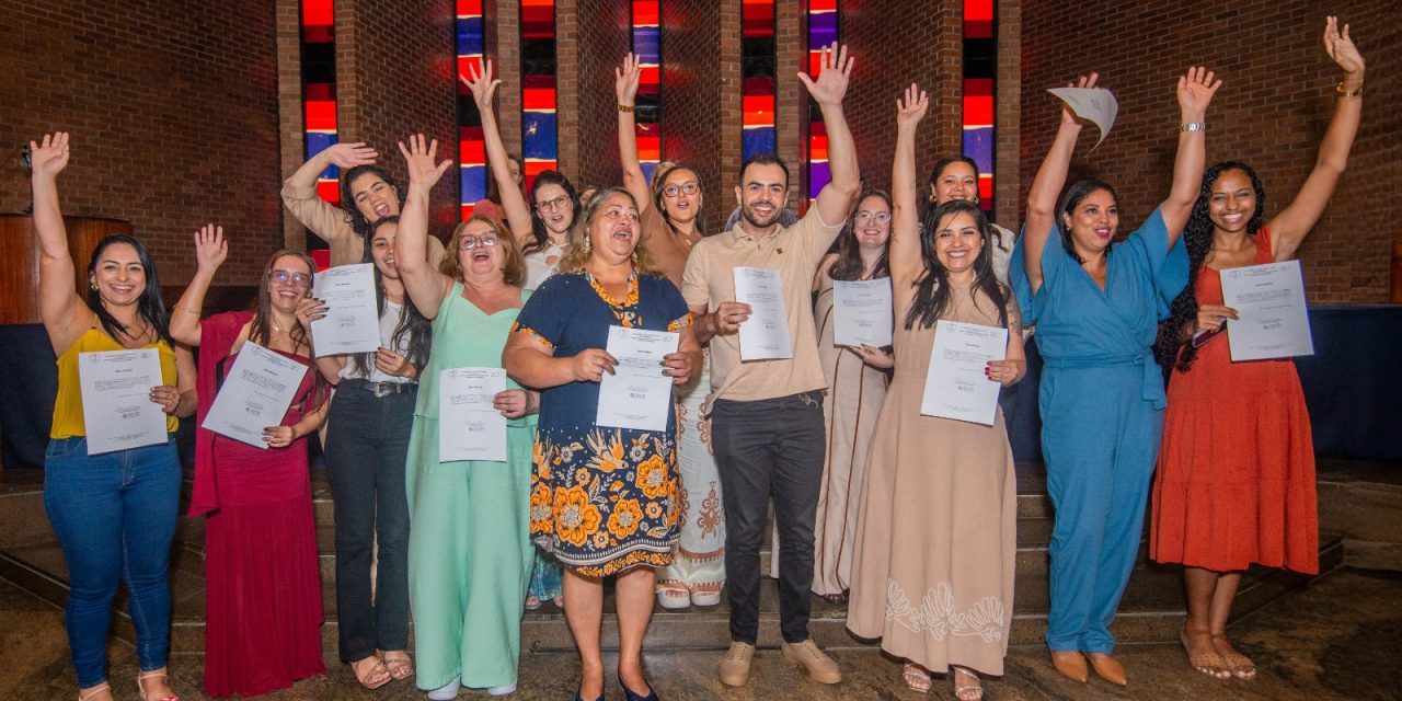 CEDERJ celebra formatura de 16 biólogos na UERJ em dia de emoção e conquistas familiares