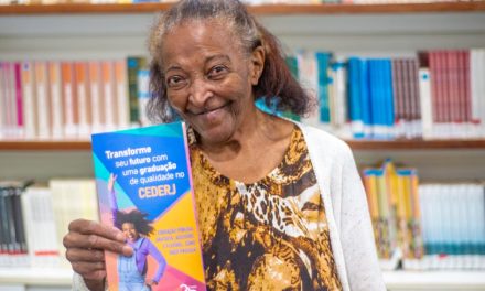 Idosa de 81 anos realiza o sonho de cursar uma universidade pelo Cederj em Nova Friburgo