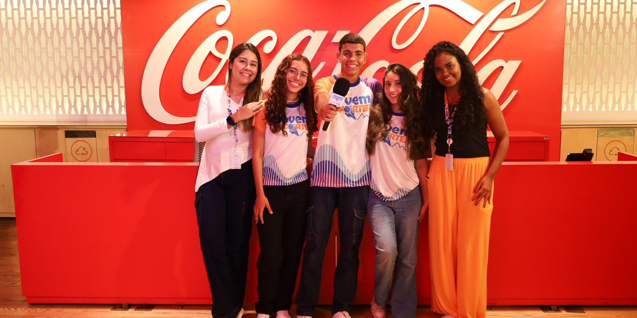 Estagiárias da Assessoria de Comunicação da Fundação, ex-jovens repórteres, participam de visita ao Instituto Coca-Cola com a atual turma do programa