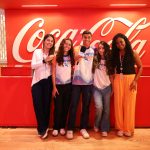 Estagiárias da Assessoria de Comunicação da Fundação, ex-jovens repórteres, participam de visita ao Instituto Coca-Cola com a atual turma do programa