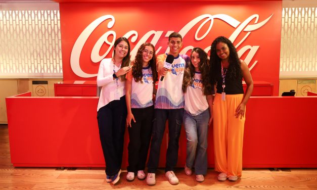 Estagiárias da Assessoria de Comunicação da Fundação, ex-jovens repórteres, participam de visita ao Instituto Coca-Cola com a atual turma do programa