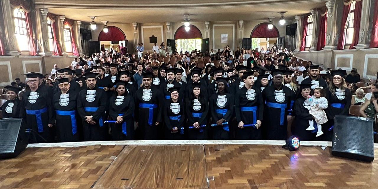 Celebração de formatura de alunos de Administração e Turismo do Cederj na UFRRJ exalta a educação pública