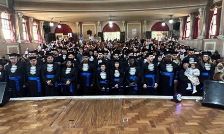 Celebração de formatura de alunos de Administração e Turismo do Cederj na UFRRJ exalta a educação pública